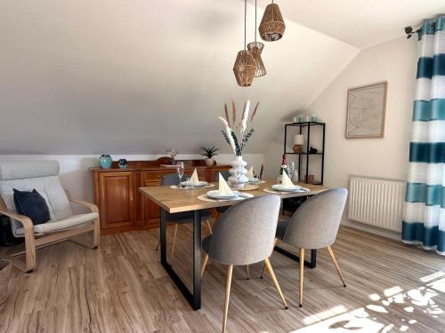 a dining room with a table and chairs at Ferienwohnung Glücksklee in Tharandt
