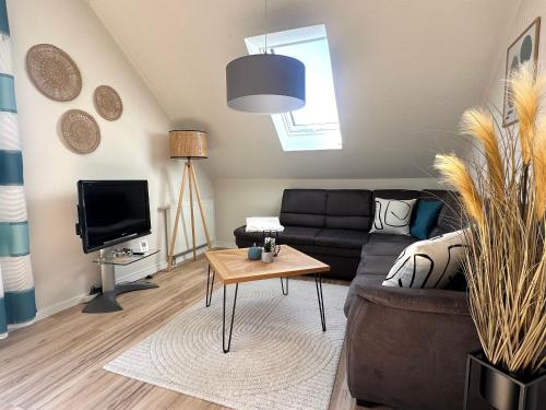 a living room with a couch and a table at Ferienwohnung Glücksklee in Tharandt