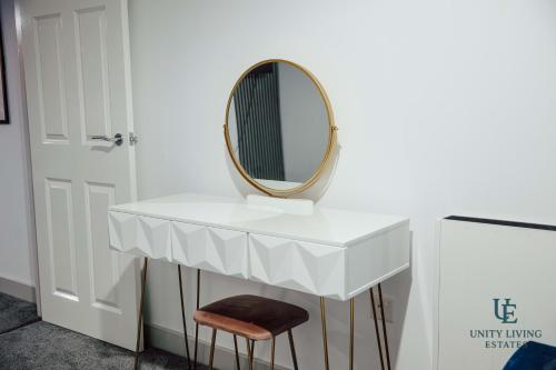 The Royal Suite 1BR Apartment Near Etihad Stadium & Coop Live photo 15