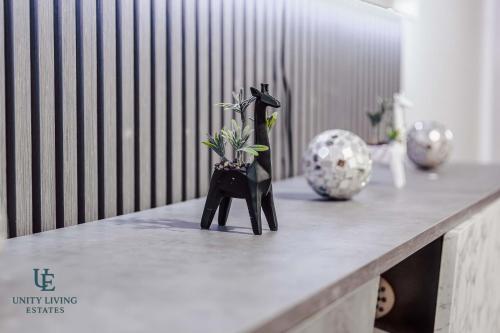 The Royal Suite 1BR Apartment Near Etihad Stadium & Coop Live photo 8
