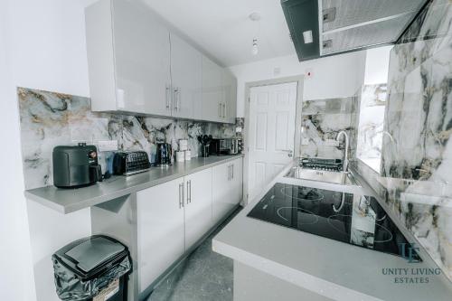 The Royal Suite 1BR Apartment Near Etihad Stadium & Coop Live photo 17