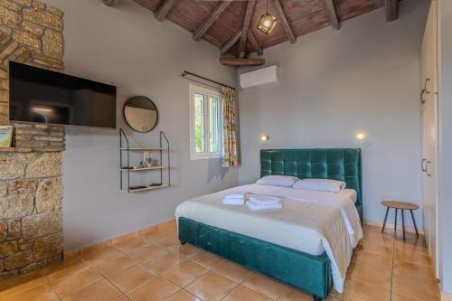 ein Schlafzimmer mit Bett und Flachbildfernseher in der Unterkunft Palataki in Kardhamili