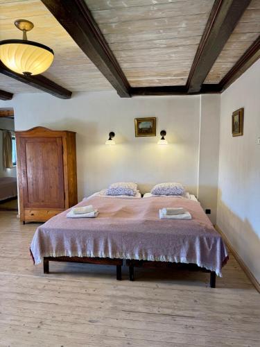 a bedroom with a bed with two towels on it at Czerwony Dworek 8 - Agroturystyka Karkonosze in Mysłakowice