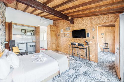 a bedroom with a bed and a tv in a room at Villas de Cintra in Sintra