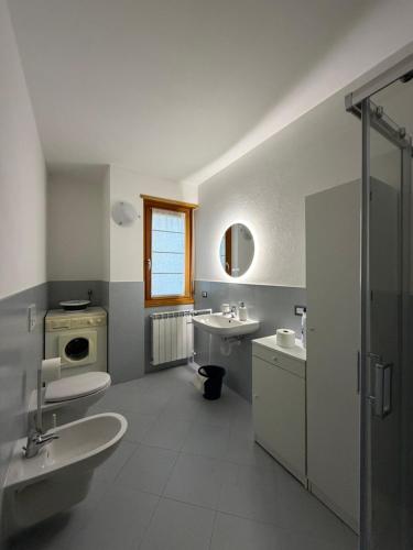 a bathroom with two sinks and a washing machine at Ca' de Mario in Sondalo