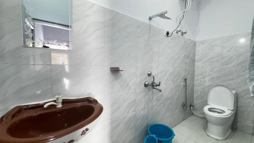 a bathroom with a sink and a toilet at Hotel Himalayan View Kedarnath in Phata