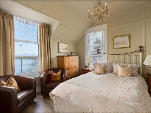 ein Schlafzimmer mit einem Bett, einem Stuhl und einem Fenster in der Unterkunft Ards House in Oban