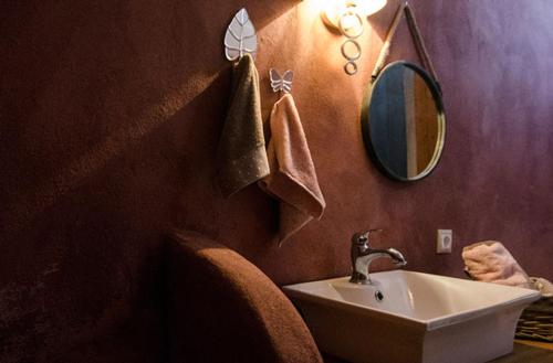 a bathroom with a sink and a mirror on the wall at Ilia House Altomira in Altomirá