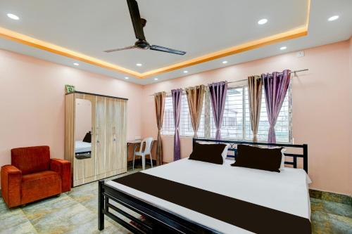 a bedroom with a bed and a chair at SPOT ON RISA PALACE in Bhutiāgāon