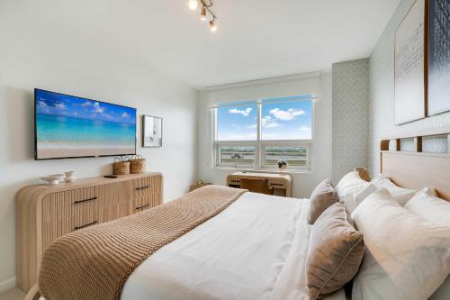 a bedroom with a bed and a large window at Palm Place Heart of Miami with Parking Pool and Gym in Miami