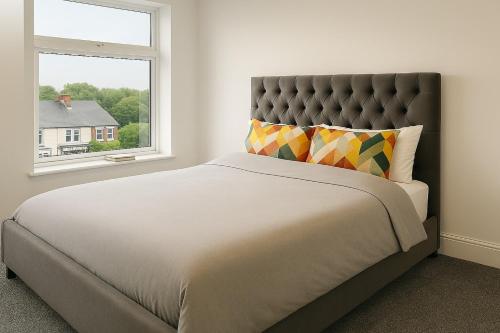 a bedroom with a large bed with a window at Beach & city Homestay in Waterloo