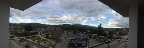 - Balcón con vistas a la ciudad en Hotel Universal, en Duitama