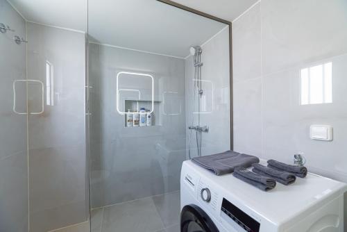 Angelica Oasis Alimos 2BR Luxury Pool & Parking