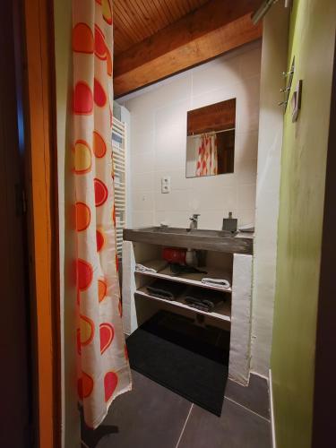 a small bathroom with a sink and a counter at Maison individuelle, au calme in Visan