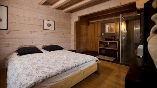 a bedroom with a large bed in a room at Gîtes du vrai monde in Fillinges
