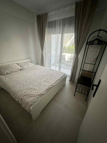 a bedroom with a bed and a window at Lemmy Аpartment in Ofrínion