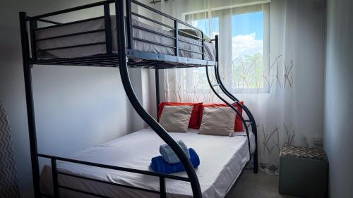 a bunk bed in a room with a bunk bedutenewayangering at Le Verger Sur Mer in Flic-en-Flac