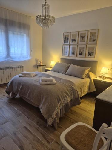 a bedroom with a bed with two towels on it at Casa La Candela in Montemayor del Río