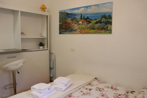 a room with a bed and a painting on the wall at Monika Holiday 302 Joy in the lake in Garda