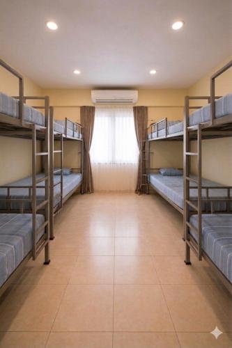 Katil atau katil-katil dalam bilik di Luxurious Ac bed in Thane Male Only