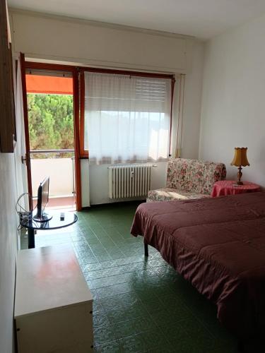 a bedroom with a bed and a desk with a computer at Villa Rosa in Rapallo