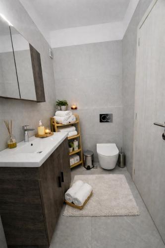 a bathroom with a sink and a toilet at Atlantis Four in Éxo Goniá