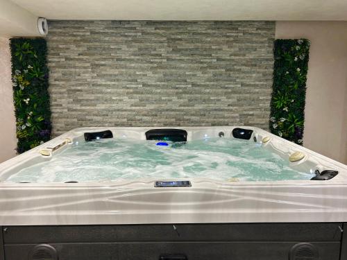 a jacuzzi tub in a room with at Резиденция БАЛМОРА in Kalofer