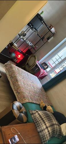 Studio Maryline de 18 m2 - Calme - Rez de chaussée sur patio Privé - Grand Canapé-Lit Clic Clac pour 2 personnes - Kitchenette - Salle de bain - 5 minutes du Métro Brochant de la ligne 13,Bus 54,74 et 31 vers sites touristiques
