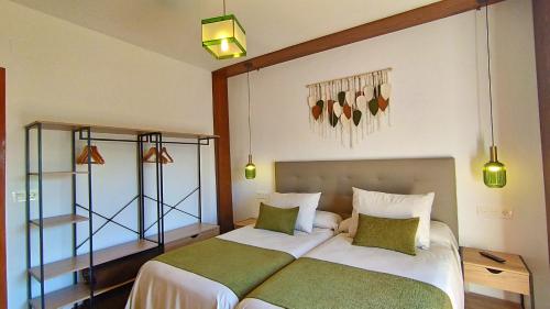 ein Hotelzimmer mit zwei Betten und einem Fenster in der Unterkunft Las Perdices in Válor