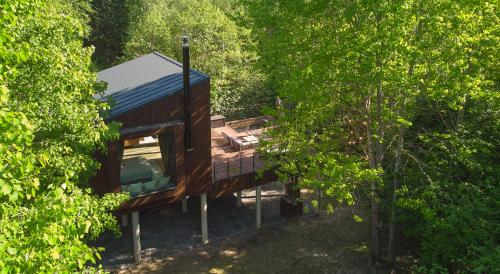 an overhead view of a cabin in the trees at Ramiau - su gamta in Kareivonys