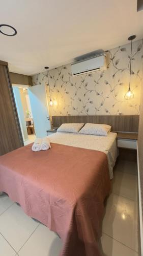 a bedroom with two beds and a wall at Apartamento Exec Premium Queen Bed Centro-Taubate in Taubaté