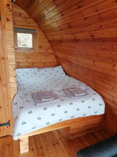 a bed in a wooden room in a cabin at Castle View Glamping - 2 Cefn in Llandrindod Wells