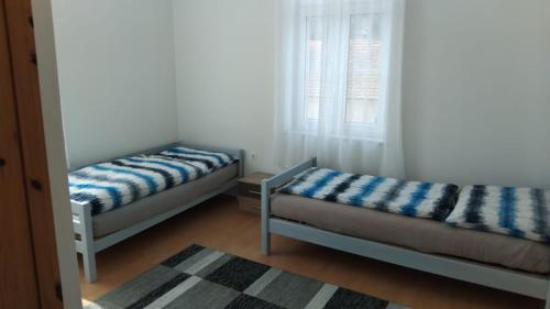 a bedroom with two beds and a window at Löwenzahn in Scheibbs