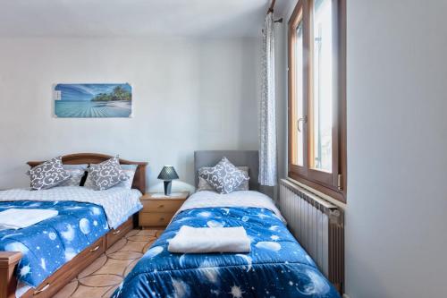 a bedroom with two beds and a window at Venice Vacation in Marghera