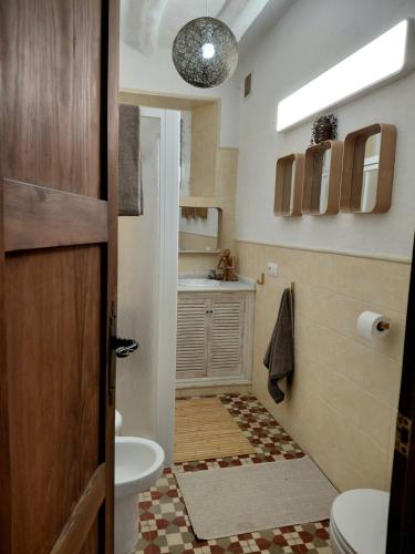 a bathroom with a toilet and a sink at Las Parras in Rute