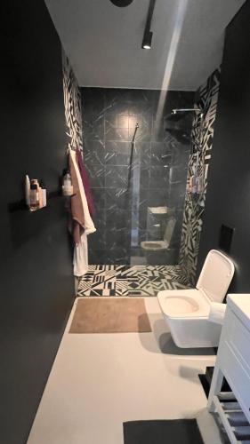 a bathroom with a toilet and a shower at Chill ChaTka Osowiec Las&SPA pod Warszawą in Osowiec