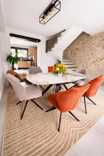 a dining room with a table and chairs at Mougins Centre - Bastide pierre rénovée spa et piscine privé in Mougins