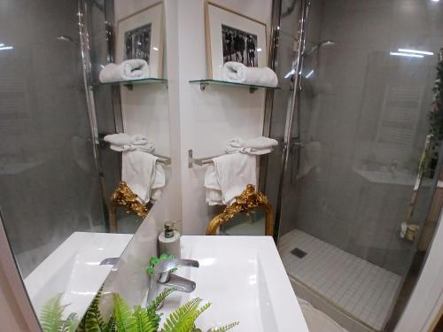 Center ,1minute gare Montparnasse ,rue de Renne 6 eme, close to Eifel tour ,Notre Dame and Louvre meusm,aoesome place ,good for trip
