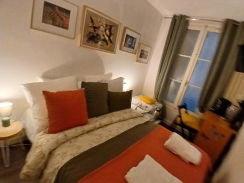 Center ,1minute gare Montparnasse ,rue de Renne 6 eme, close to Eifel tour ,Notre Dame and Louvre meusm,aoesome place ,good for trip