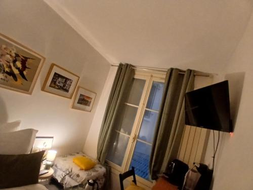 Center ,1minute gare Montparnasse ,rue de Renne 6 eme, close to Eifel tour ,Notre Dame and Louvre meusm,aoesome place ,good for trip