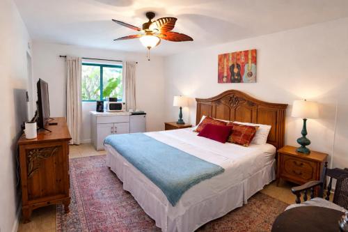 a bedroom with a bed and a ceiling fan at La Quinta en Alamos in Álamos