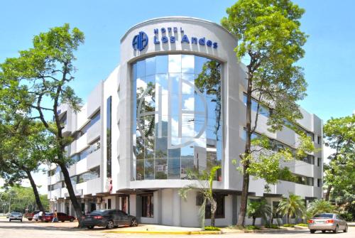 圣佩德罗苏拉Hotel Los Andes的一座挂着招牌的白色大楼