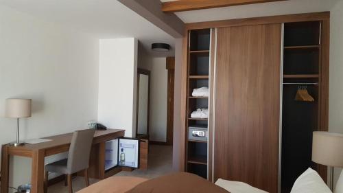 Habitación con escritorio y escritorio y habitación con cama en Studio Apartment 134B Vucko, en Jahorina