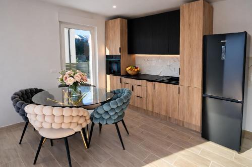Modern Apartment-close to main beach