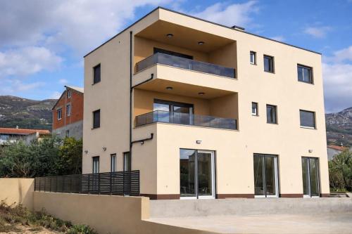 Modern Apartment-close to main beach