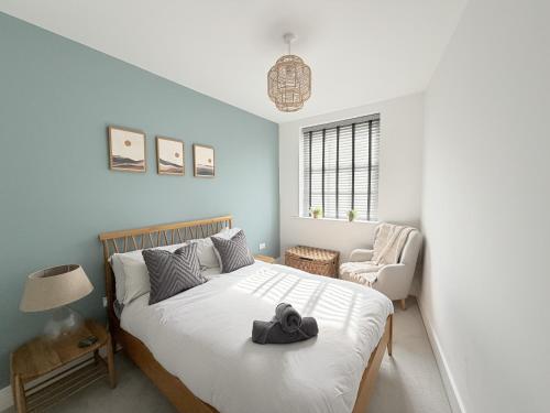 a bedroom with a bed with a hat on it at Courtyard Retreat in Southampton