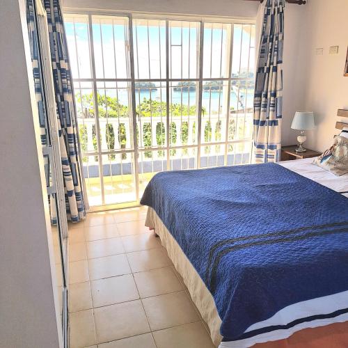 Llit o llits en una habitació de BLUE HOUSE OCEAN VIEW