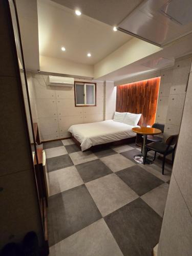 a bedroom with a bed and a checkered floor at a 모텔 in Seoul