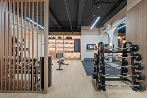 ein Fitnessraum mit Laufband und Fitnessstudio in der Unterkunft 17John in New York