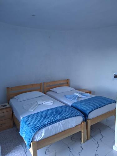 a bedroom with a large bed with blue sheets at Funco Vulcao in Cova Figueira